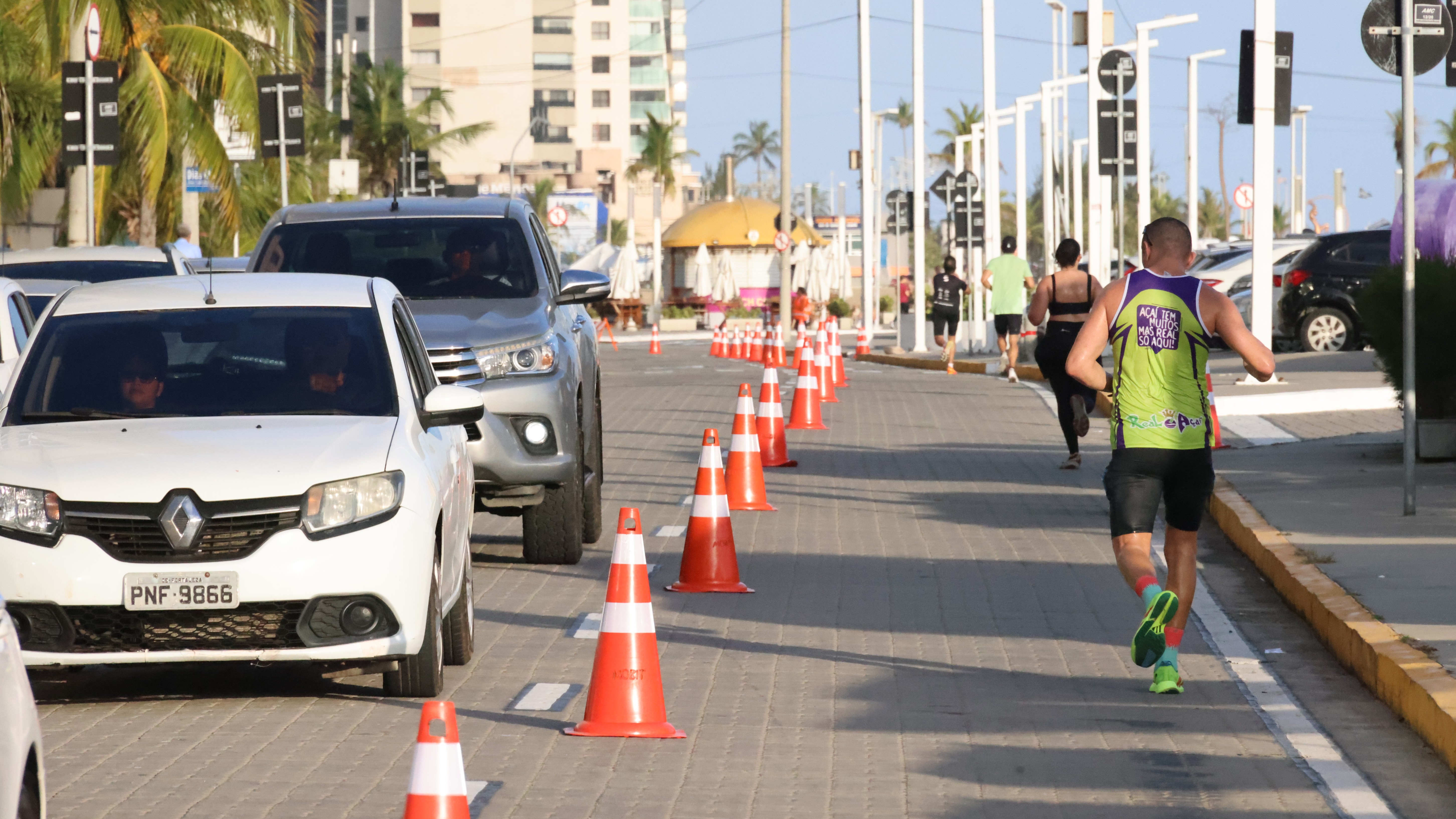pessoas correndo na faixa exclusiva na Av. Beira-Mar
